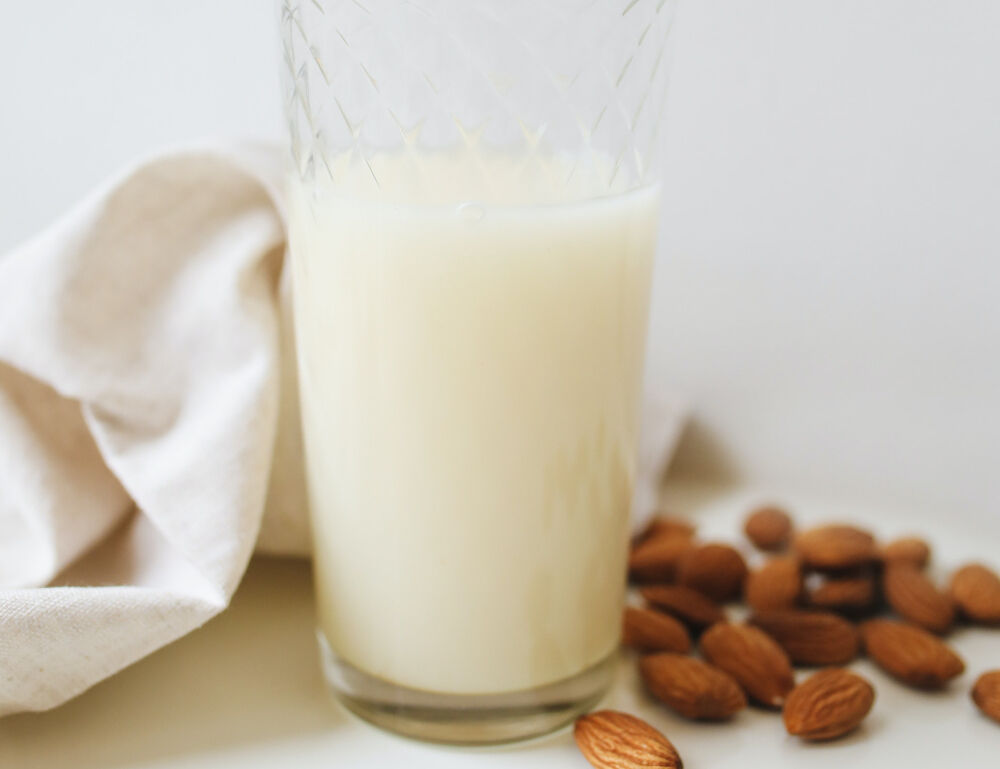 全脂牛奶的升糖指数(GI值),升糖负荷(GL值)热量,蛋白质含量,碳水化合物含量,嘌呤含量