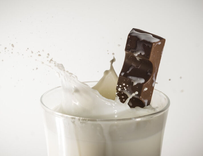 牛奶（加糖和巧克力）的升糖指数(GI值),升糖负荷(GL值)热量,蛋白质含量,碳水化合物含量,嘌呤含量