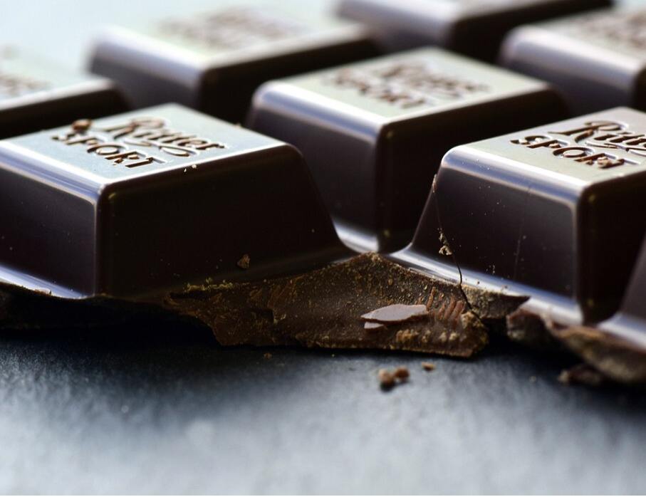 黑巧克力，74%可可的升糖指数(GI值),升糖负荷(GL值)热量,蛋白质含量,碳水化合物含量,嘌呤含量